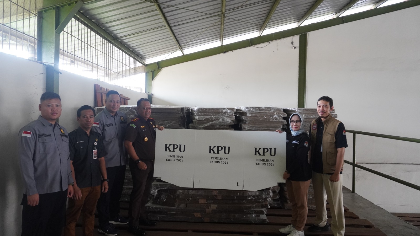 Kejari Muara Enim Lakukan Pengecekan Logistik KPU Untuk Persiapan Pilkada Tahun 2024