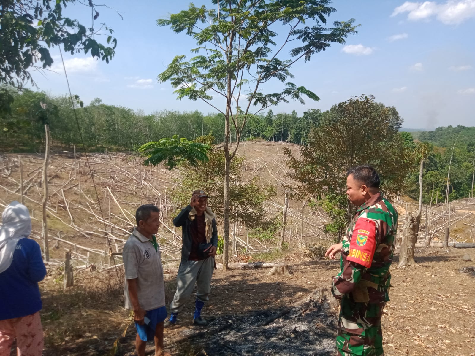 Babinsa Lingga, Komsos Ke Warga Ingatkan Untuk Tidak Buka Lahan Dengan Membakar