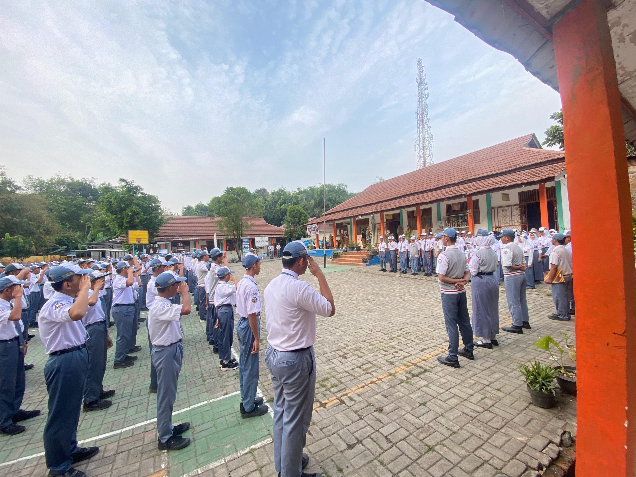 Pelda Decky Jadi Pembina Upacara, Sampaikan Amanat Ke Pelajar SMK Mutiara