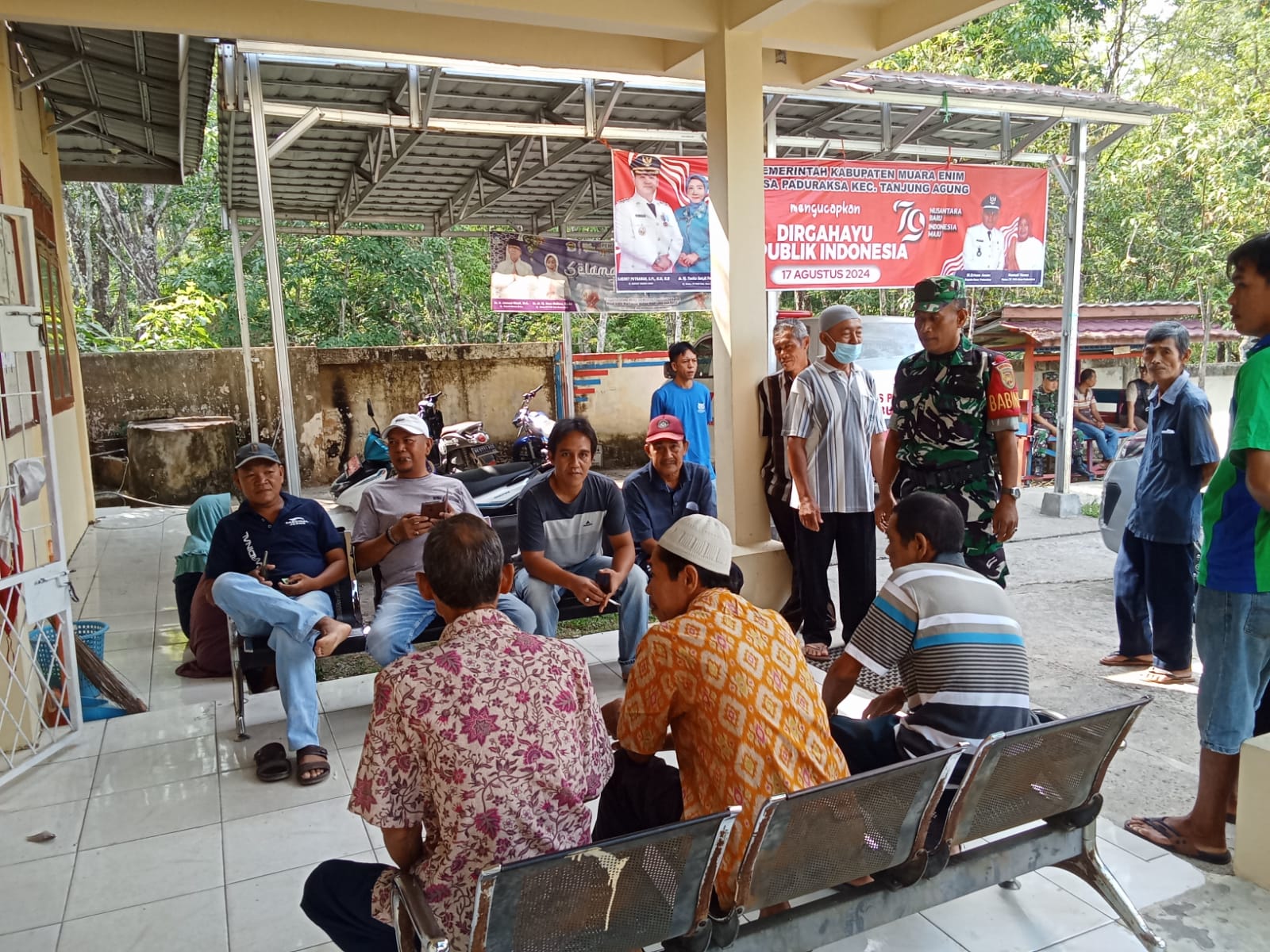 Babinsa Paduraksa, Ajak Warga Sukseskan Pilkada Serentak 2024