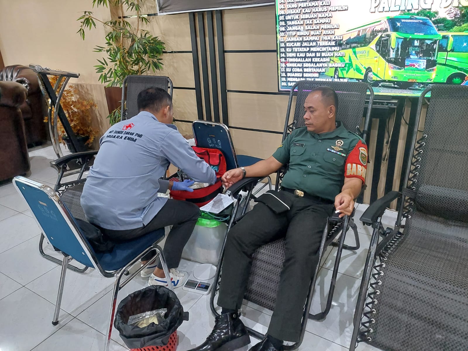 Menyambut HUT TNI Ke79, Babinsa Embawang Ikut Donorkan Darah