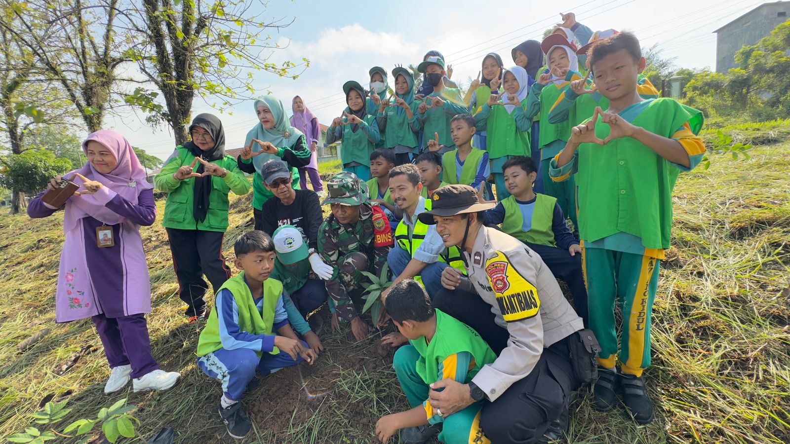 Babinsa Kelurahan TES Serda Nyamadi Hadiri Penanaman Pohon, Berdasama PT PAMA dan Pelajar