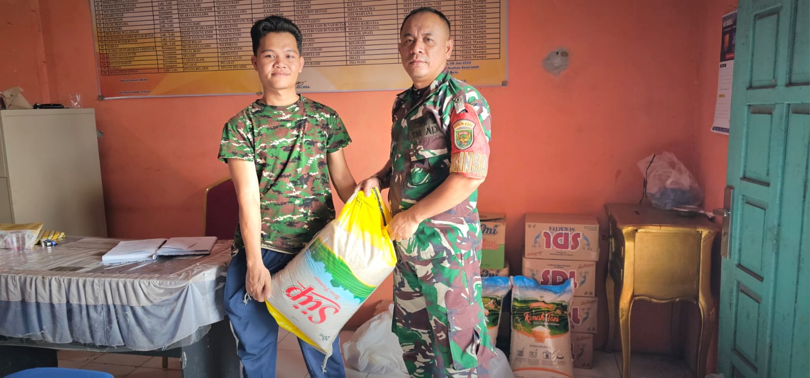 Babinsa Embawang Salurkan Bantuan Ke Warga Binaan