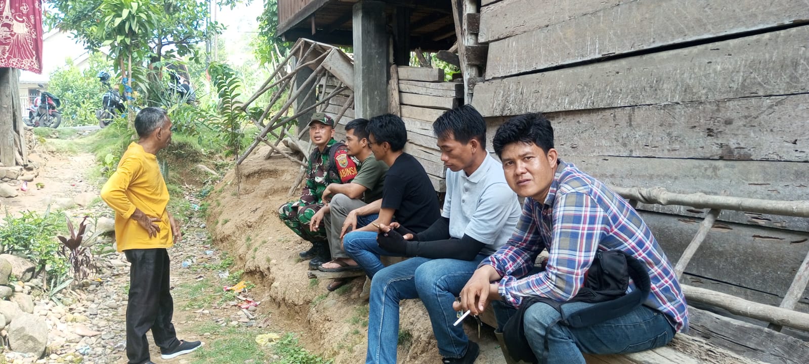 Babinsa Pandan Enim Gencar Sosialisasikan Pilkada Serentak Dengan Damai