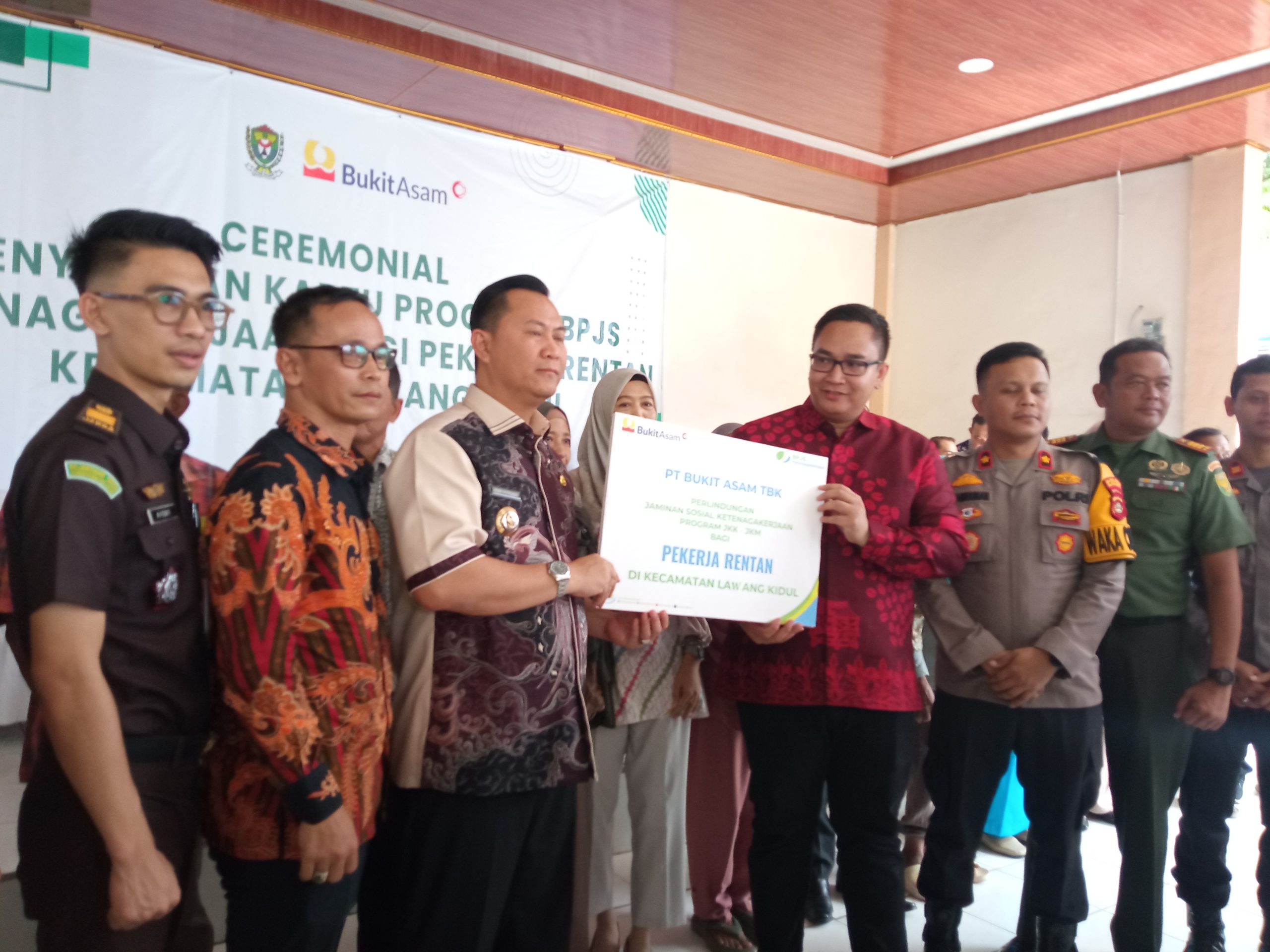 Danramil 404-05/Tanjung Enim Hadiri Pembagian Bantuan BPJS Ketenagakerjaan Pekerja Rentan Dari PTBA