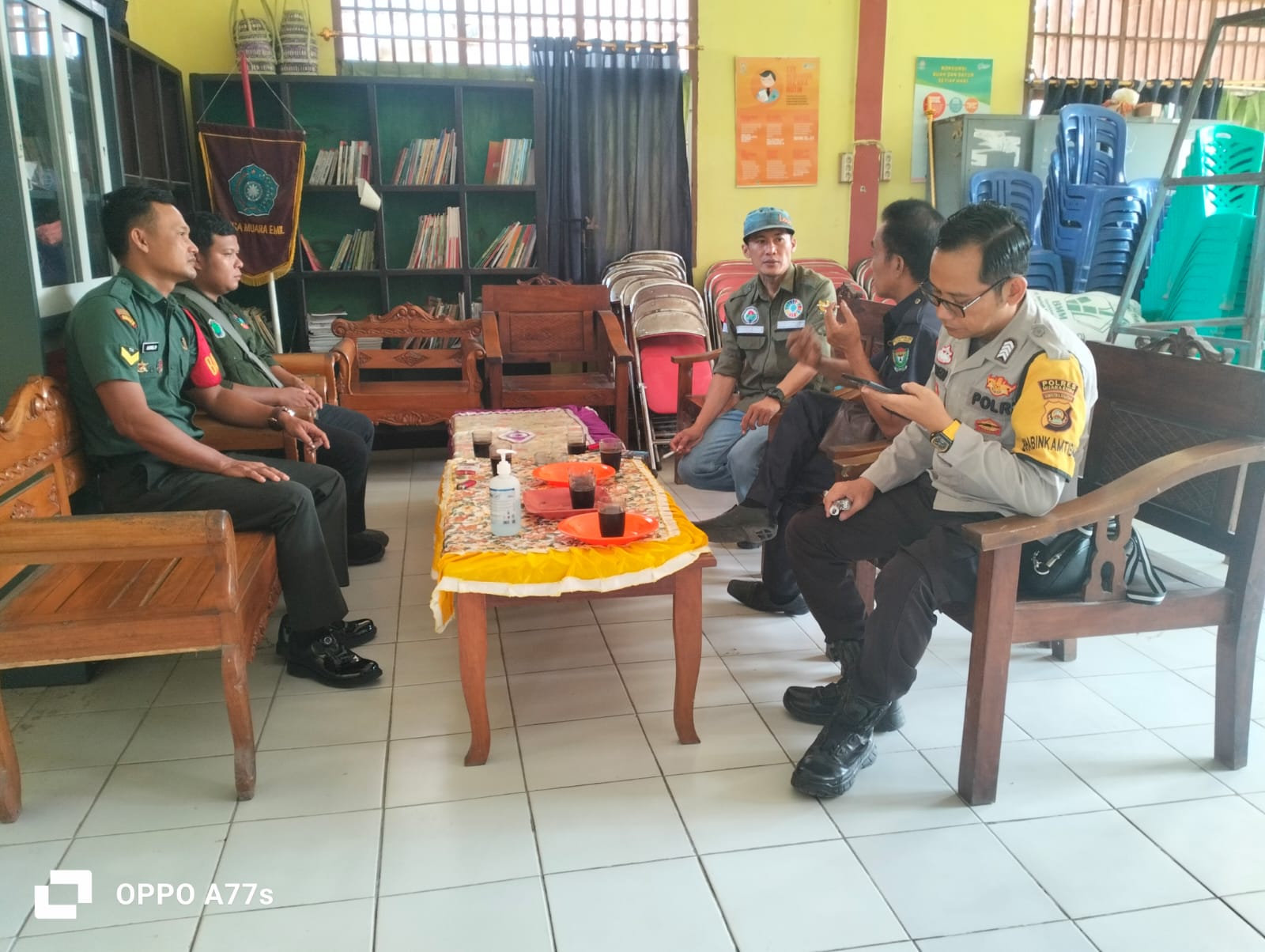 Babinsa Muara Emil Komsos Dengan BPD Desa Muara Emil, Tukar Pendapat Jadikan Wilayah Kondusif