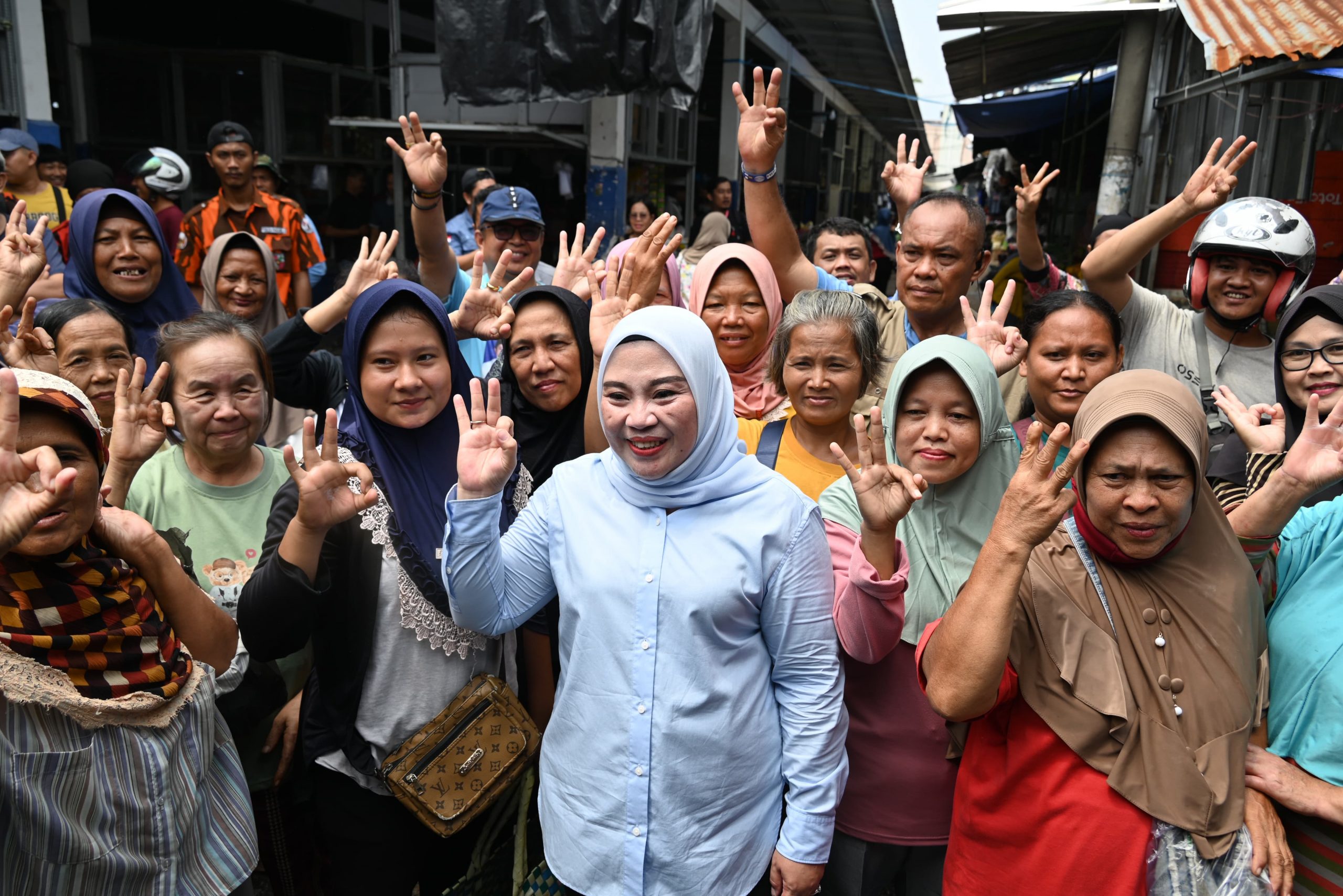 Calon Bupati Lahat Nomor Urut 3, Hj Lidyawati dan H Haryanto Disambut Antusias Pedagang dan Pengunjung Pasar PTM Lahat