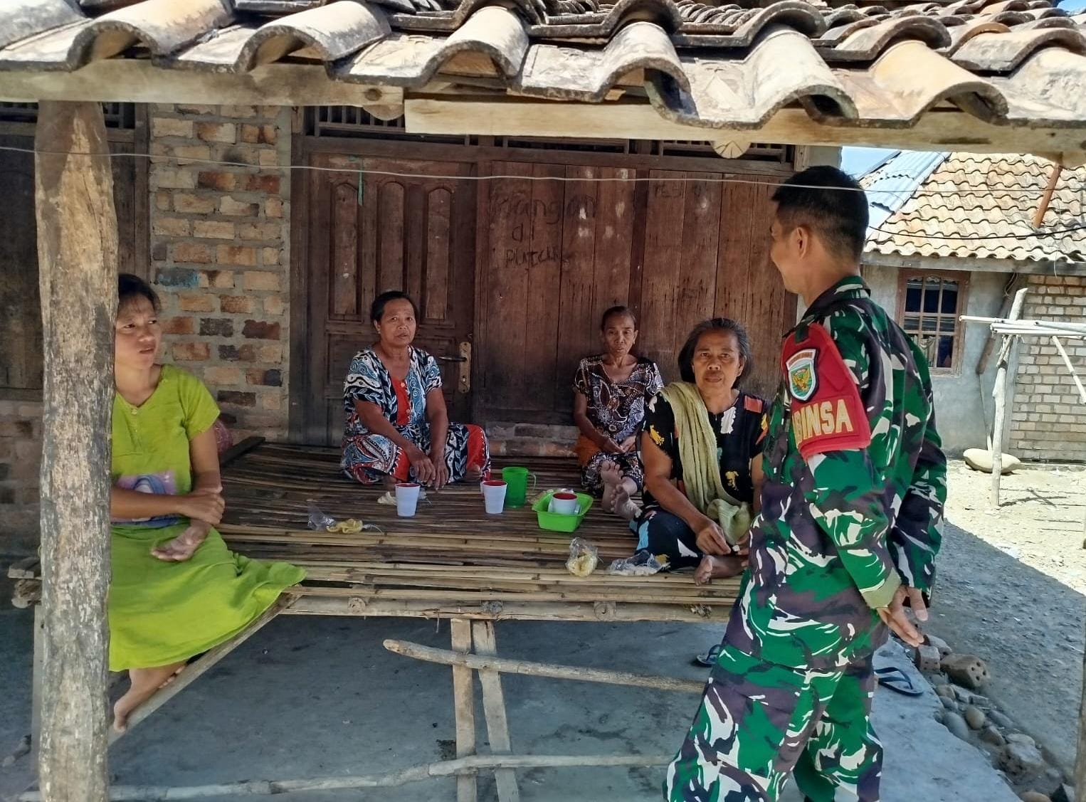 Komsos Dengan Warga Binaan, Sertu Marhadi Eratkan Silaturrahmi Ke Warga