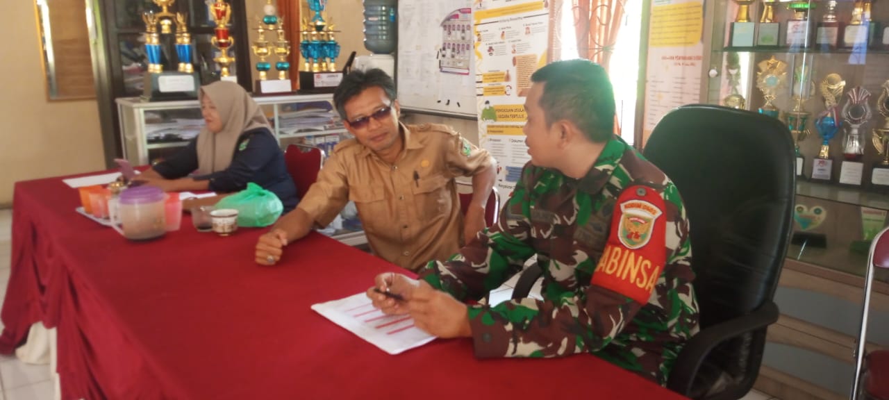 Eratkan Silaturrahmi, Babinsa Pandan Enim Komsos Dengan Perangkat Desa