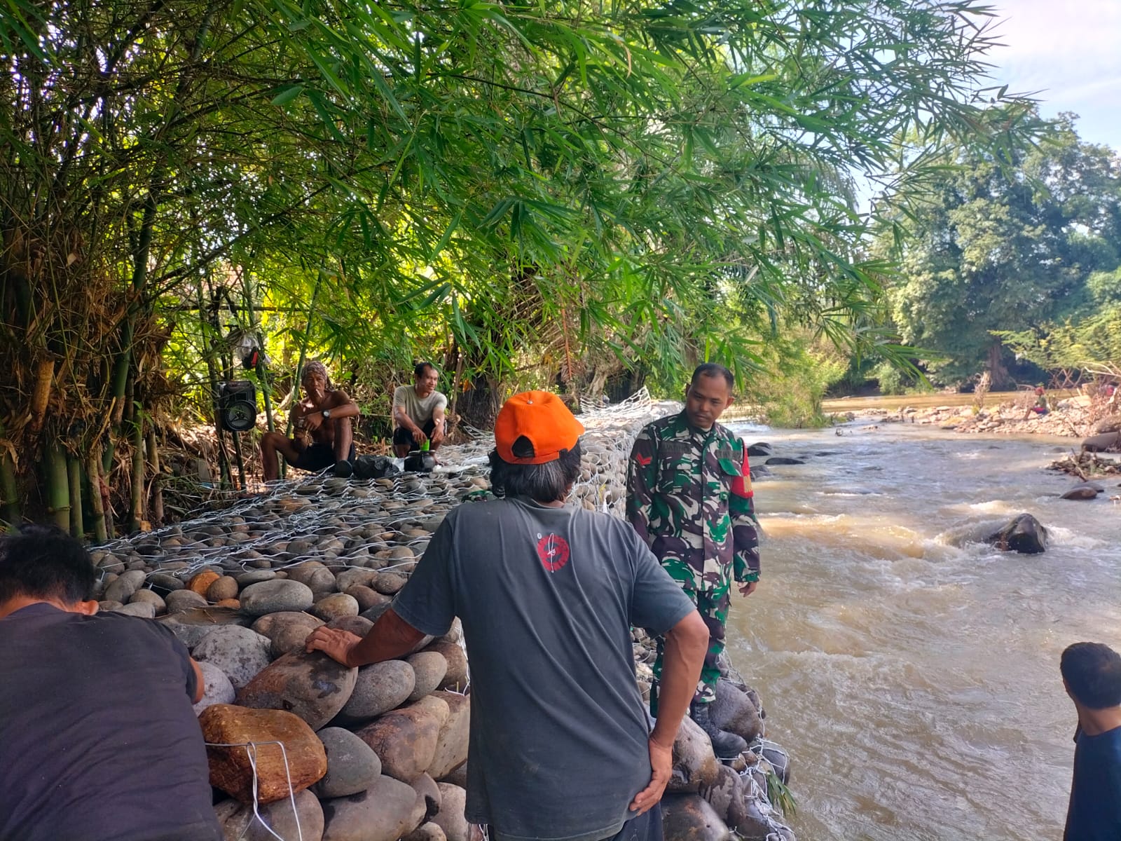 Babinsa Lambur Cek Debit Air Sungai Enim Sekaligus Komsos