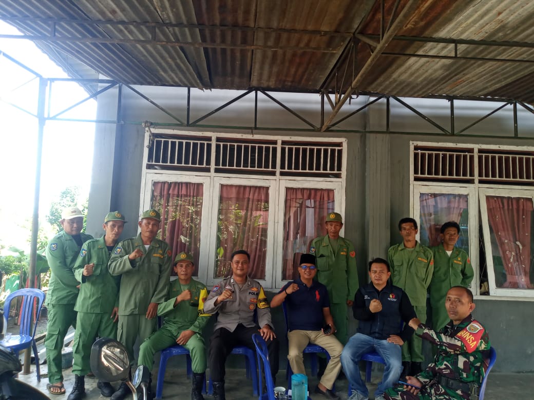 Babinsa Lebak Budi Komsos Dengan Linmas Dan Bhabinkamtibmas Bahas Pilkada