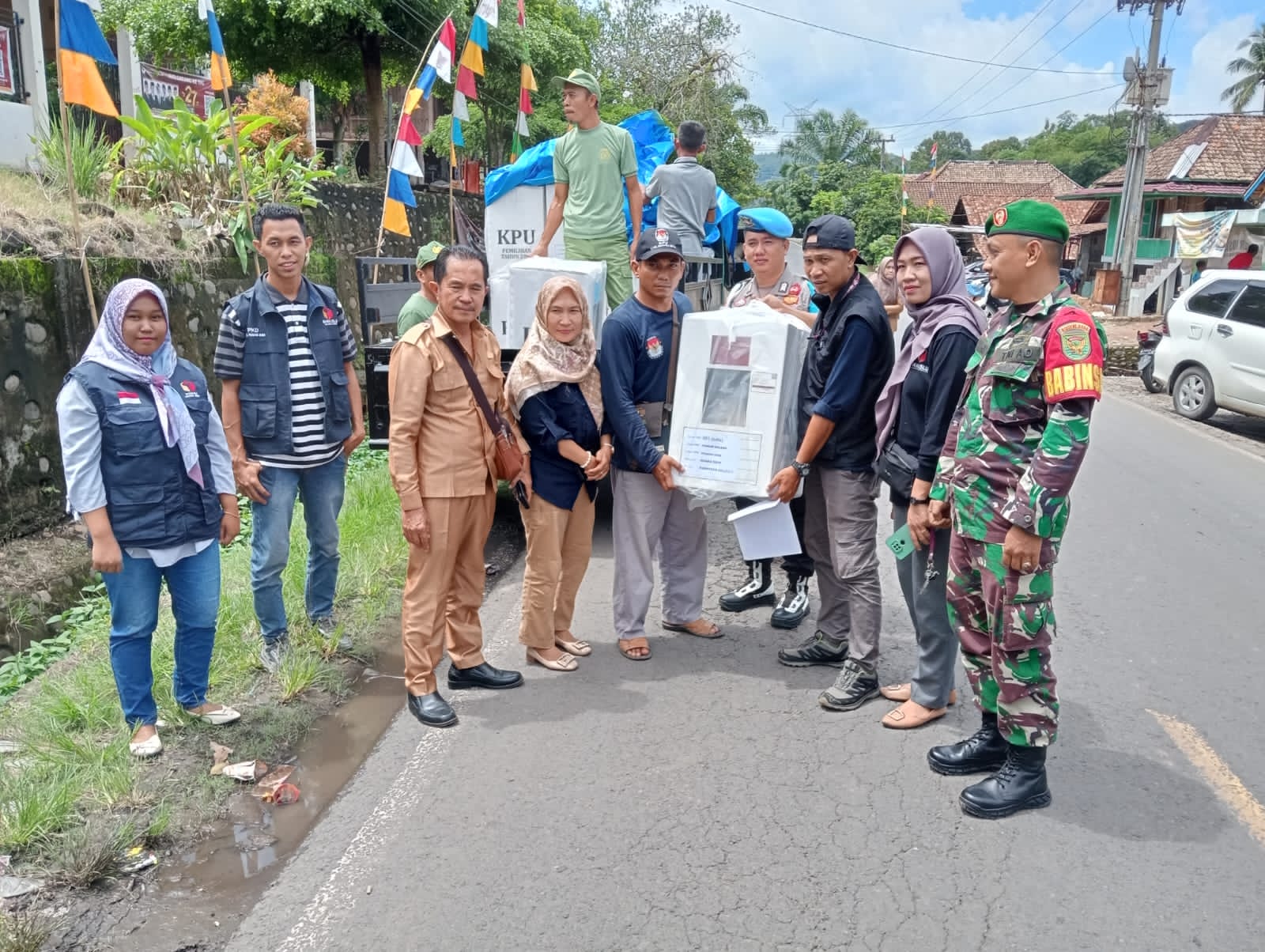 Babinsa Pandan Dulang Lakukan Walping Logistik Pilkada 2024