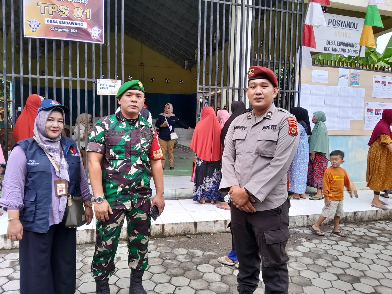 Babinsa Embawang Gencar Amankan Pemungutan Suara Pilkada Serentak