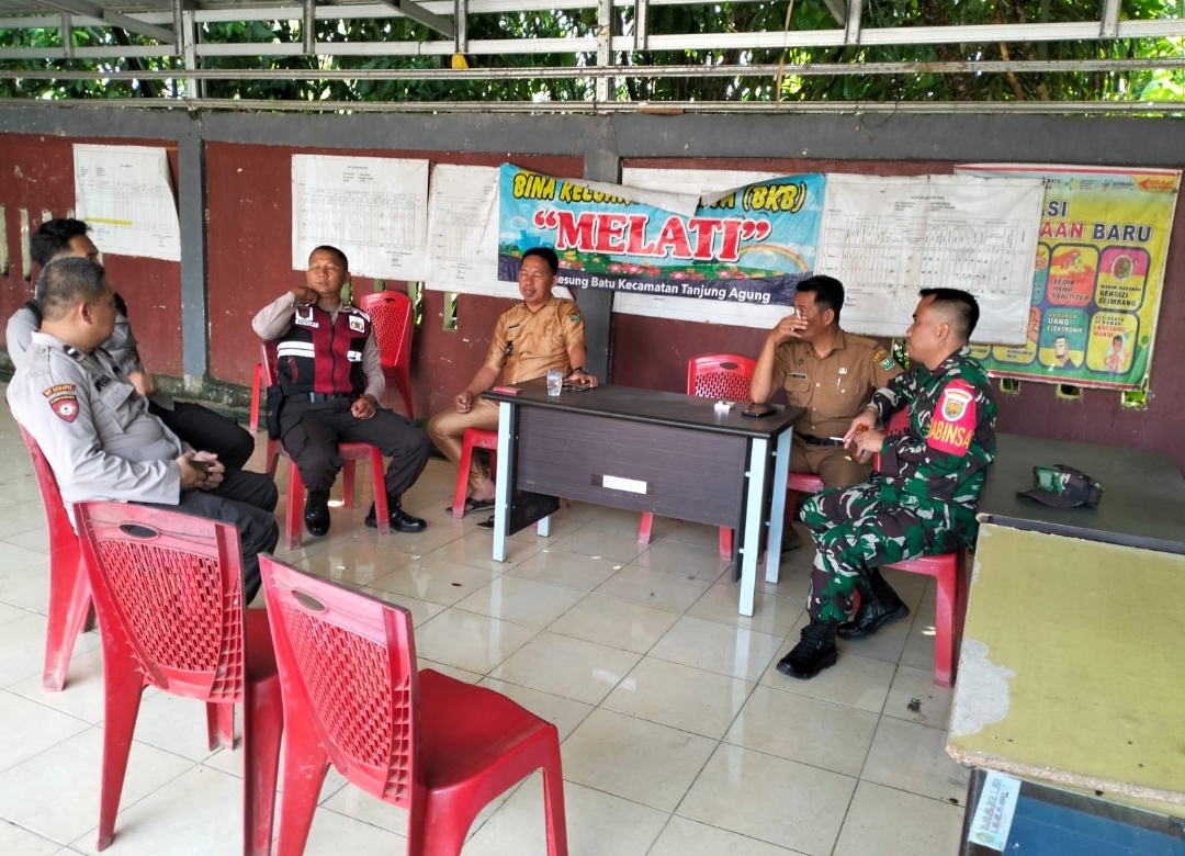 Pastikan Pilkada Aman, Sertu Ali Komsos Dengan Kades Lesung Batu, Ingatkan Jaga Kondusifitas