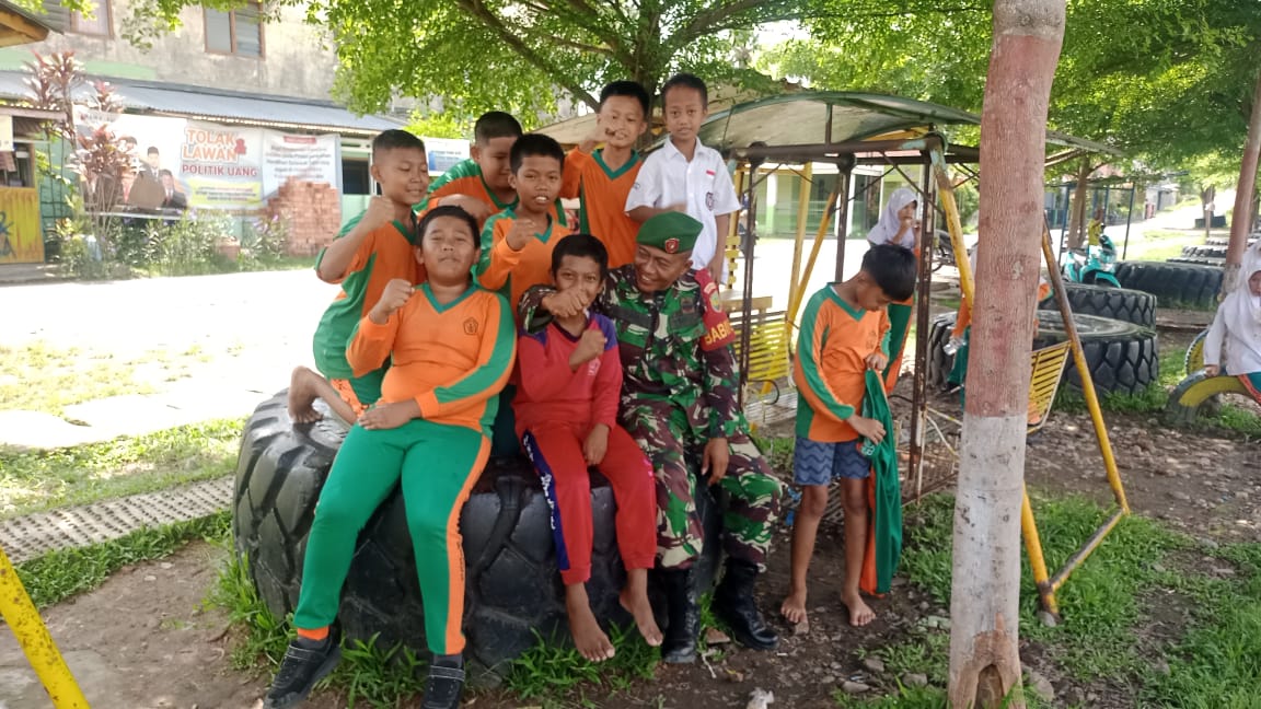 Babinsa Kelurahan TES Serda Nyamadi Komsos Dengan Pelajar