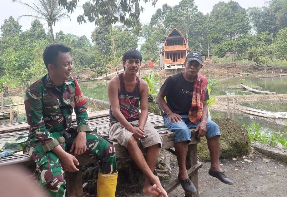 Jalin Kekompakan, Babinsa Lubuk Nipis Komsos Dengan Petani
