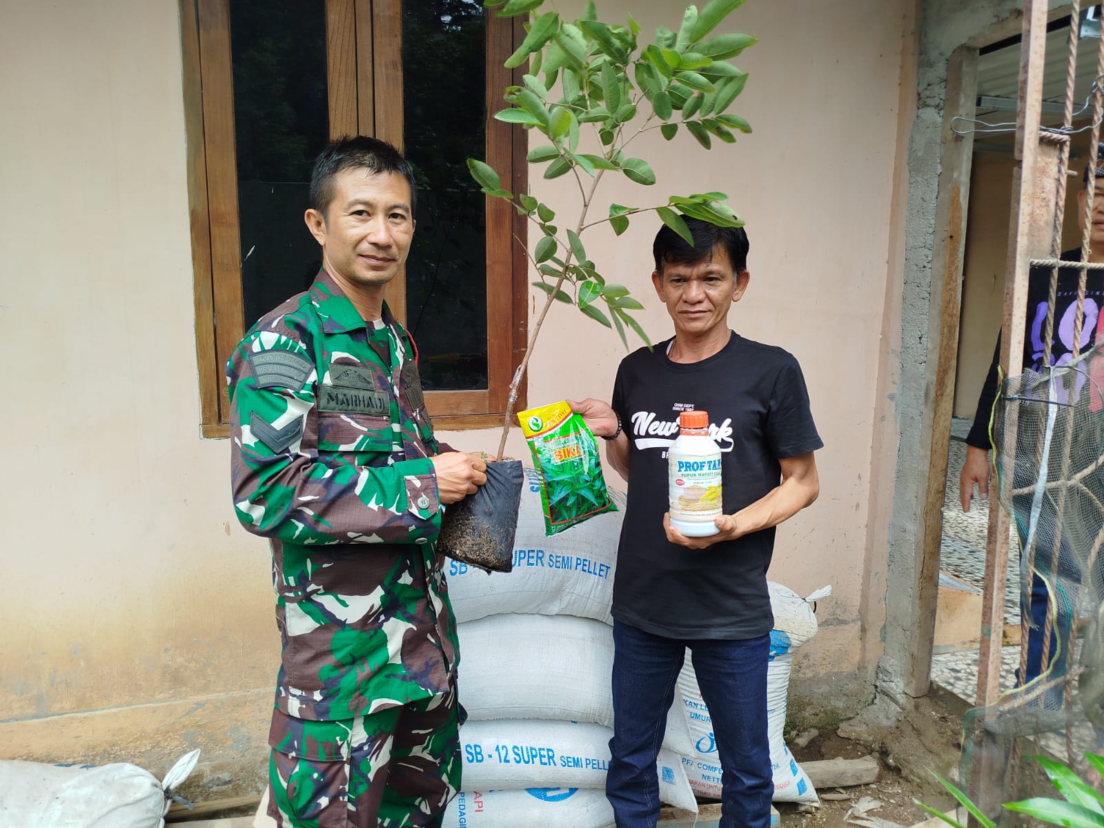 Babinsa Seleman Berikan Bantuan Bibit dan Pupuk Untuk Warga Binaan