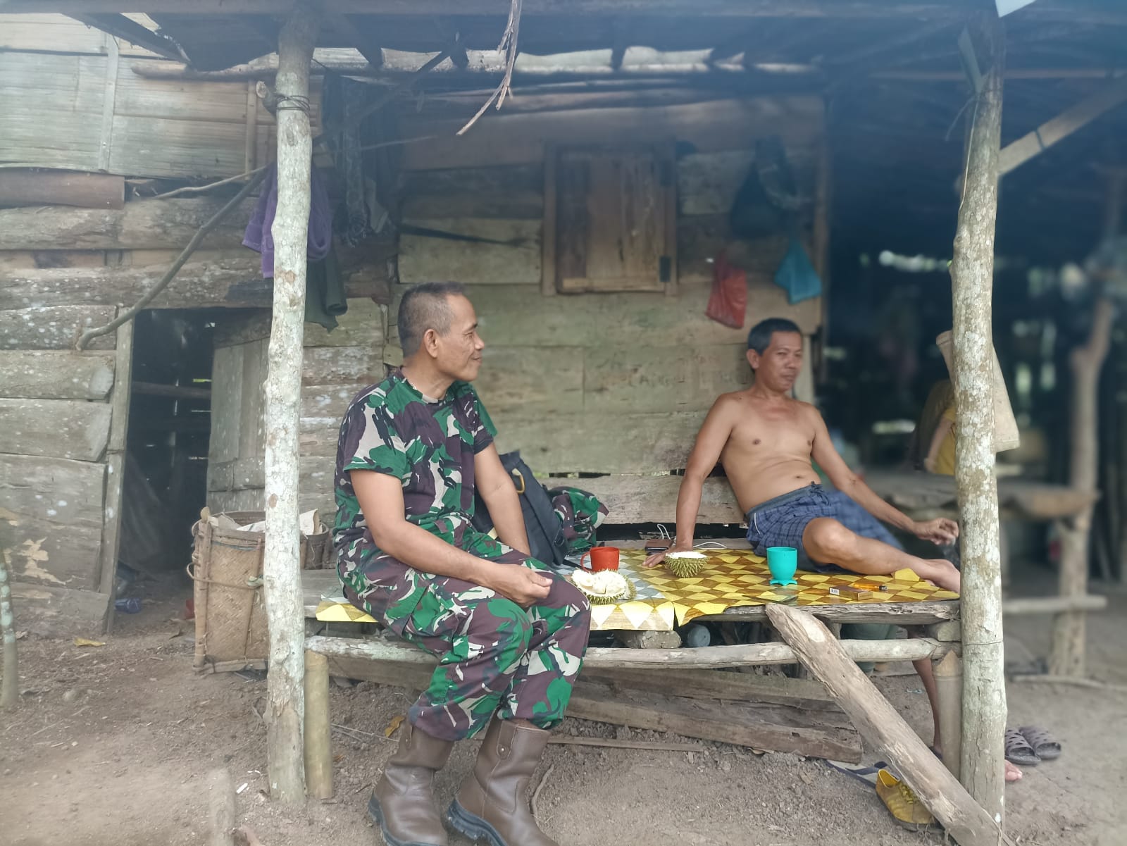 Babinsa Pagar Jati Komsos Dengan Warga, Sekaligus Menikmati Musim Duren