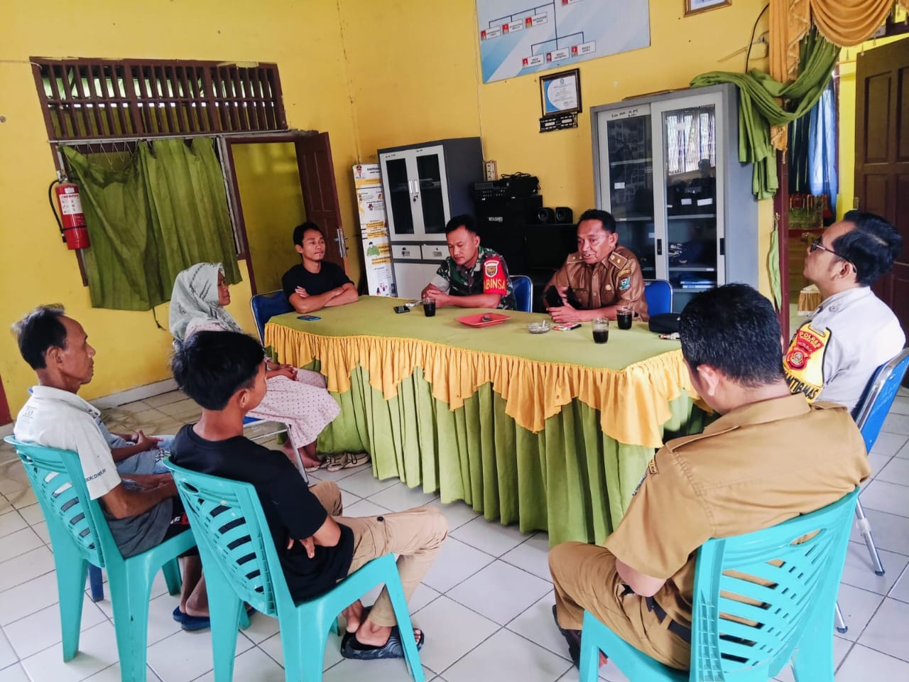 Bersama Bhabinkamtibmas dan Pemerintah, Babinsa Muara Emil Sambut Aspirasi Warga