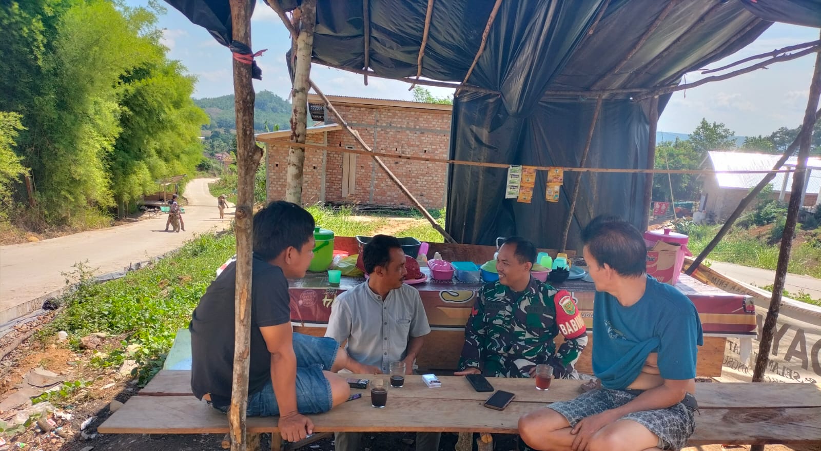 Jaga Silahturahmi, Babinsa Koptu Suarno Lakukan Komsos Bersama Warga