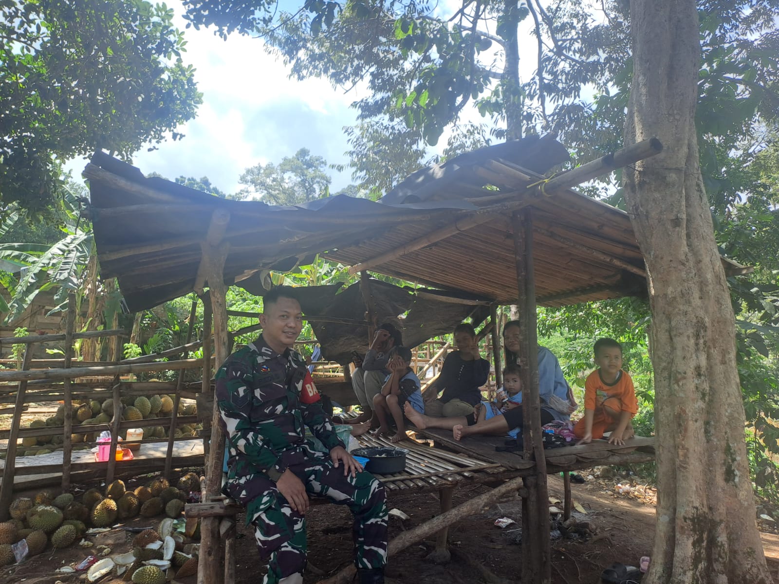 Babinsa Lubuk Nipis Serka Redi, Mendatangi Anak-Anak Berikan Himbauan