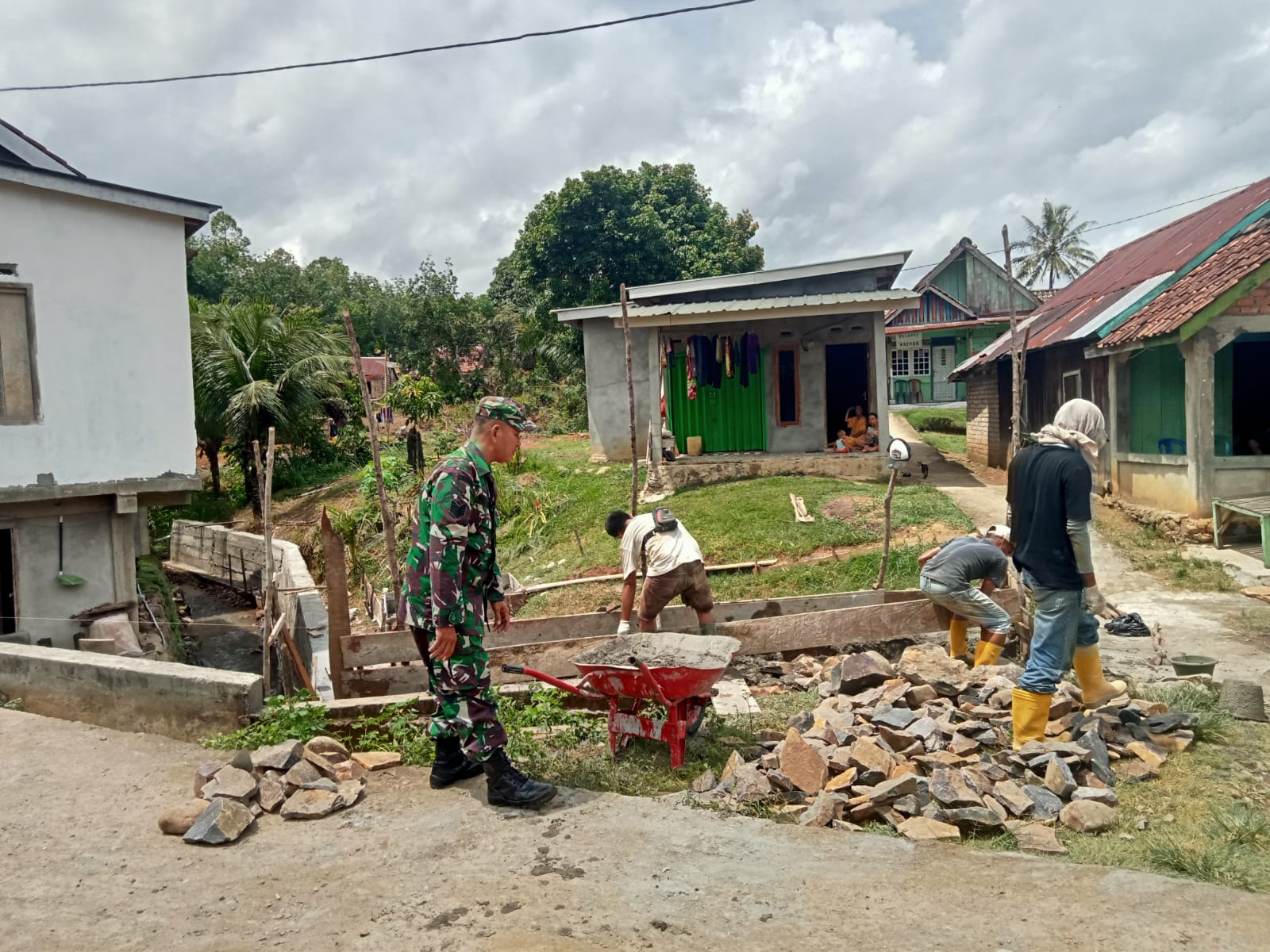 Babinsa Pagar Dewa ikut Serta Gotong Royong Bersama Warga Binaan