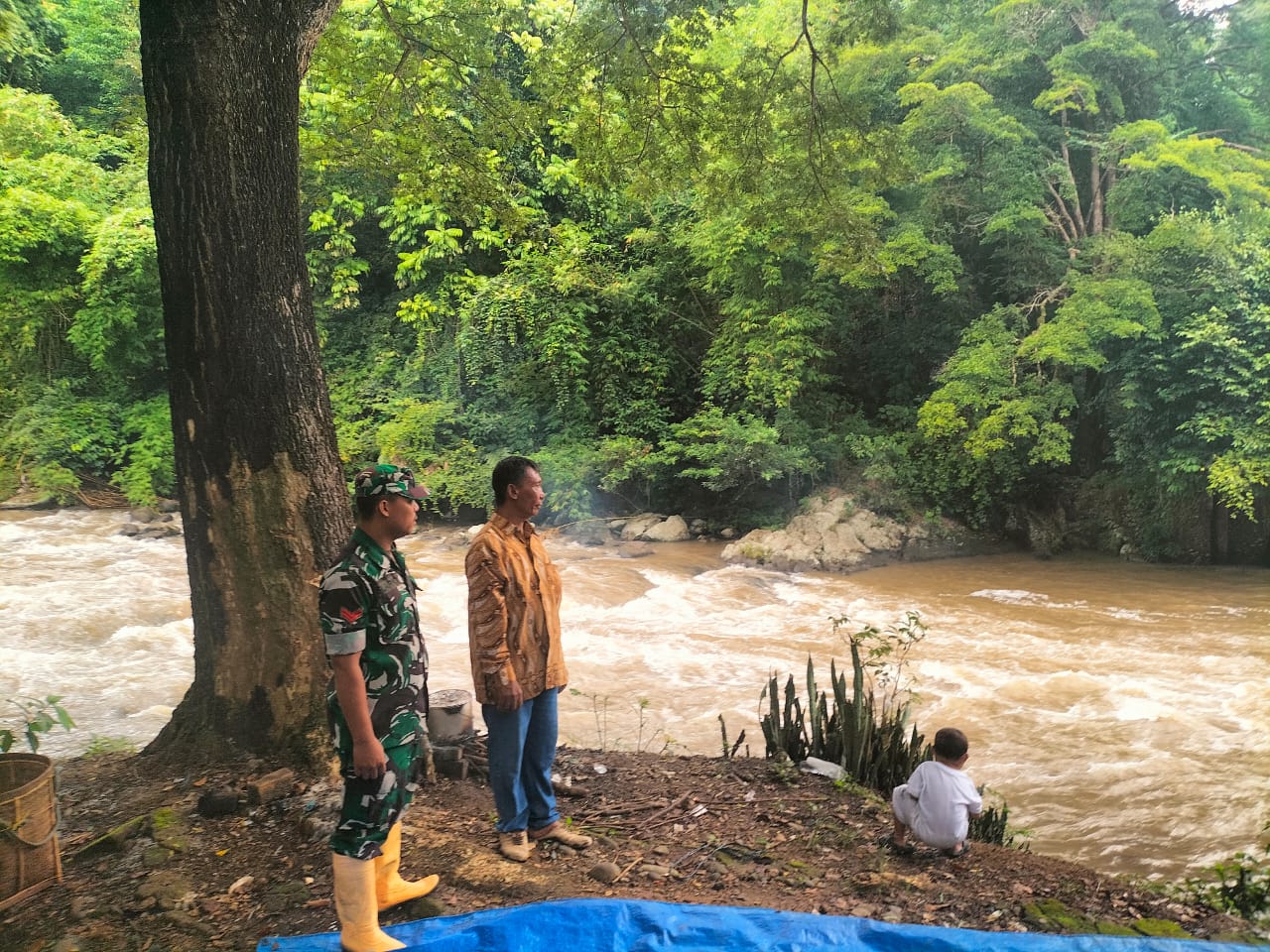 Babinsa Lambur Monitor Kondisi Sungai, Langsung Lakukan Komsos