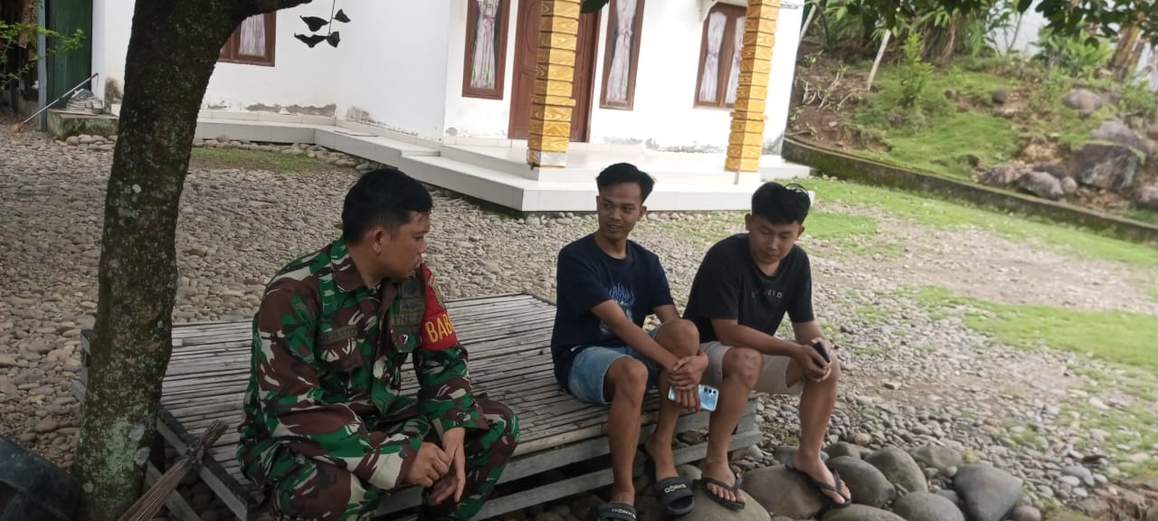 Babinsa Pandan Enim Ajak Warga Bersama Jaga Keamanan