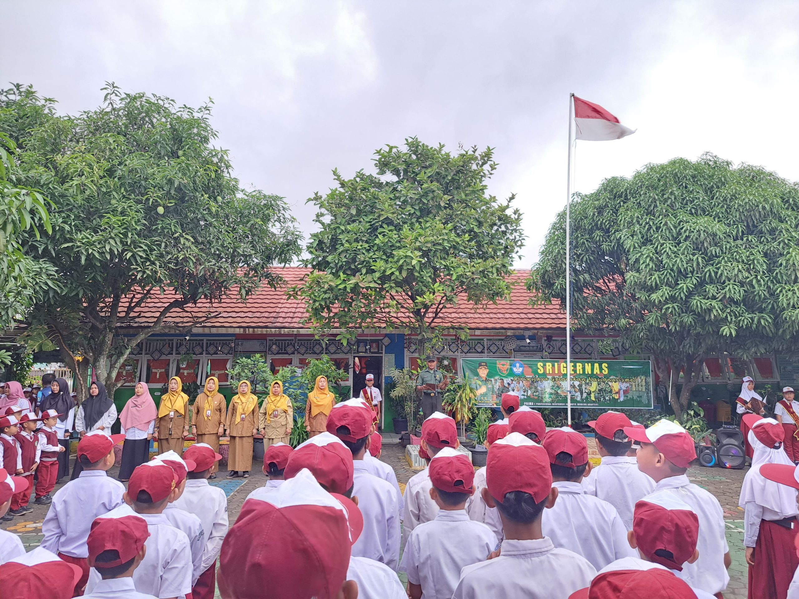 Saat Bertidak Sebagai Pembina Upacara Di SDN 16 Laki, Berikut Himbauan Babinsa Koramil Tanjung Enim