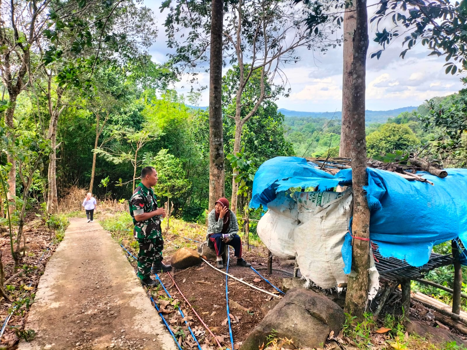 Melalui Komsos Di Desa Lambur, Koptu Suarno Bangun Keakrapan Pastikan Desa Binaan Tetap Kondusif
