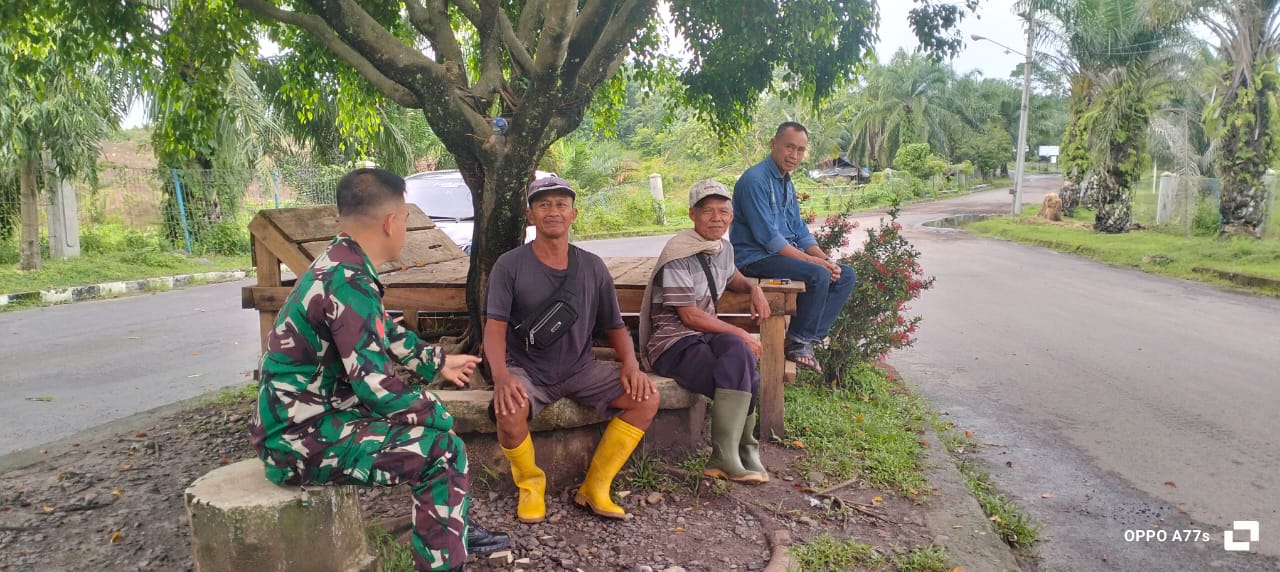 Koptu Ridwan Babinsa Penyandingan Himbau Warga Kurangi Aktifitas Disungai