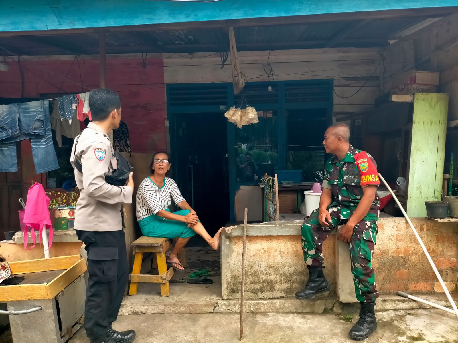 Babinsa Kelurahan TES ajak warga jaga kebersihan lingkungan
