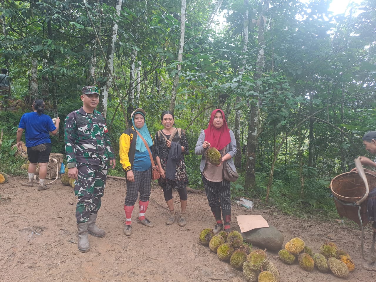 Babinsa Lubuk Nipis Himbau Warga Untuk Jaga Kebersihan Sungai