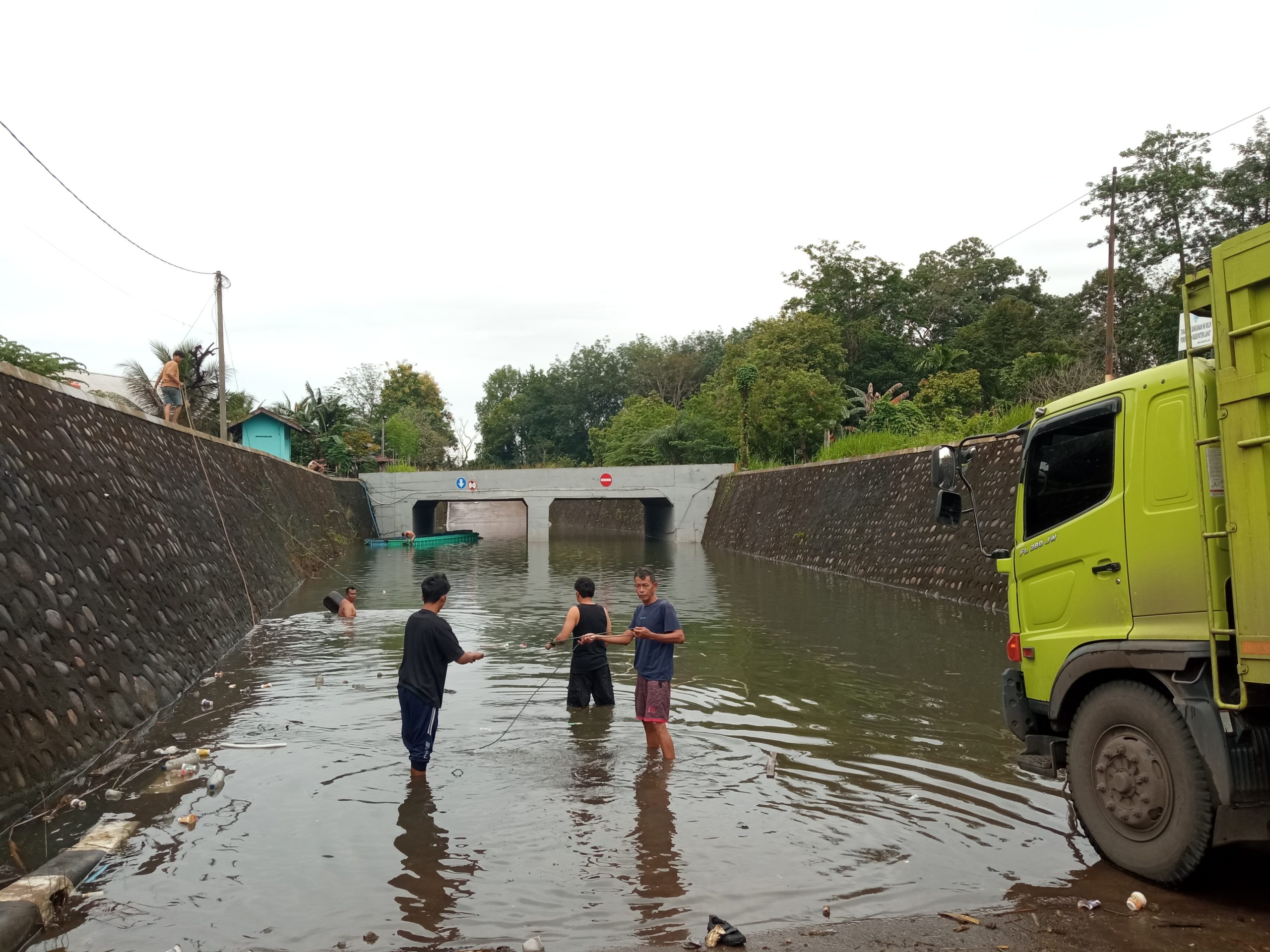 Kurangnya Penerangan Dan Pemberitahuan, Mobil Puso Nyemplung Di Underpass Ulak Lebar Lahat
