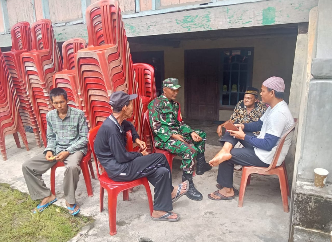 Komsos Dengan Warga Binaan, Babinsa Tanjung Baru Pastikan Wilayah Tetap Aman