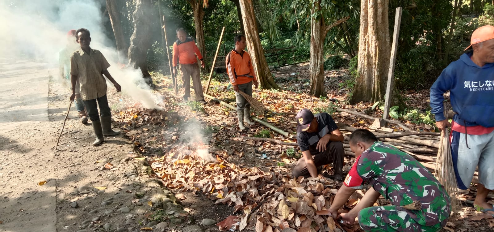Babinsa Embawang Ikut Gotong Royong Bersama Warga Binaan