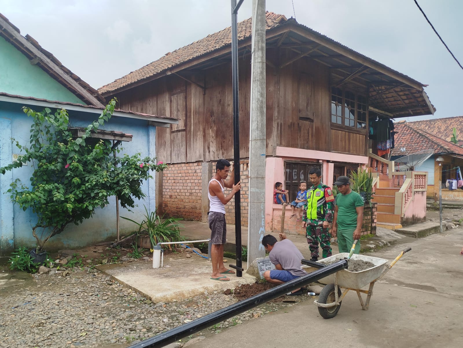 Babinsa Sleman Bantu Warga Pemasangan Lampu