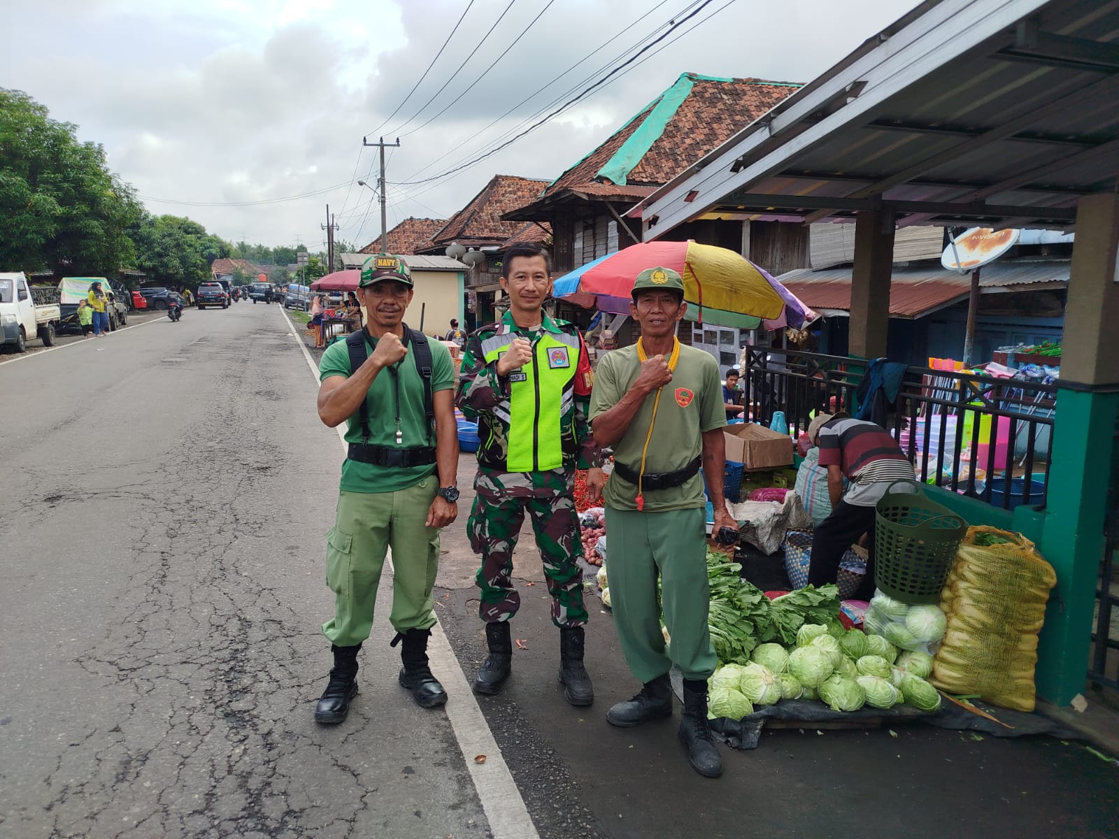 Babinsa Seleman Turun Langsung Tertibkan Lalu Lintas