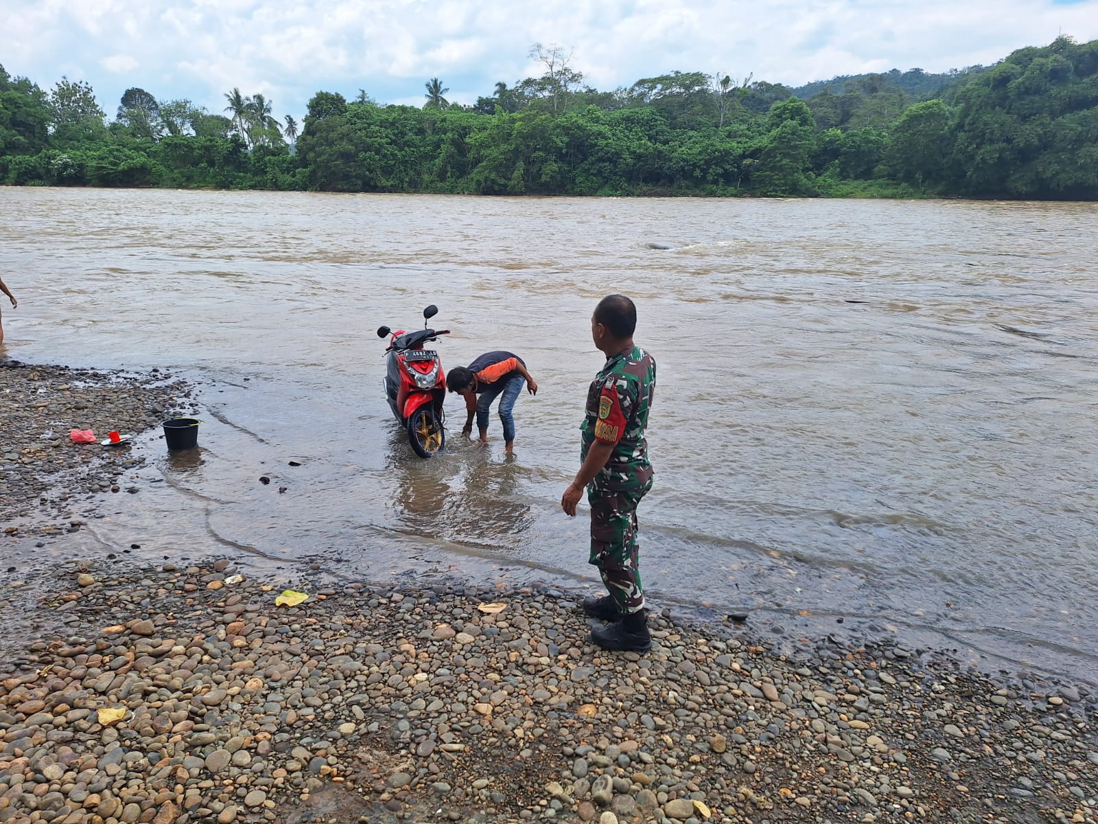 Babinsa Embawang Cek Debit Air Sungai Enim