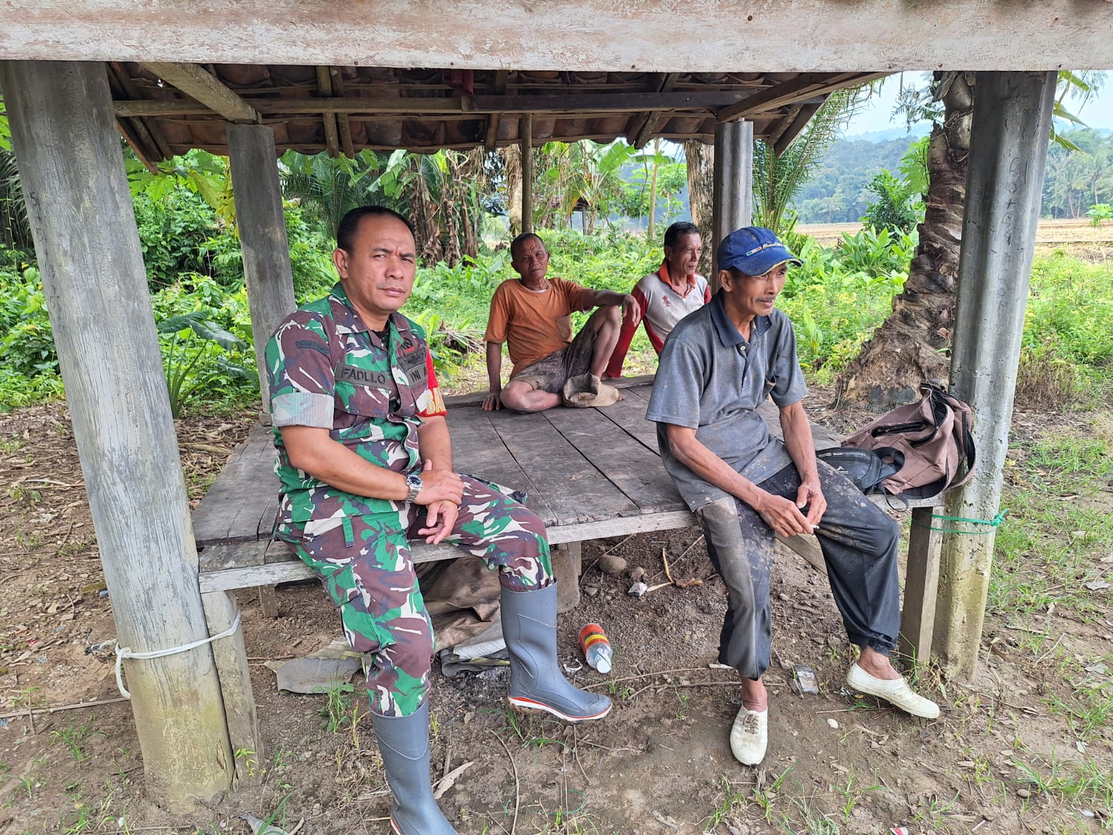 Babinsa Embawang Berikan Motivasi Kepada Petani