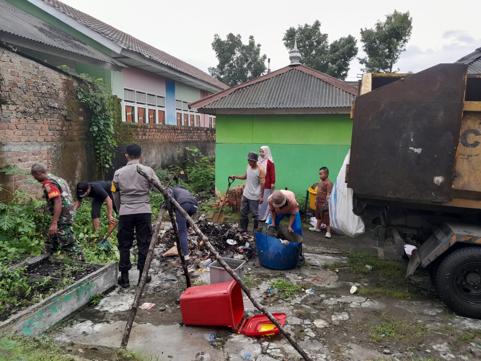 BABINSA MELAKSANAKAN GOTONG ROYONG BERSAMA MASYARAKAT DI DESA BINAAN