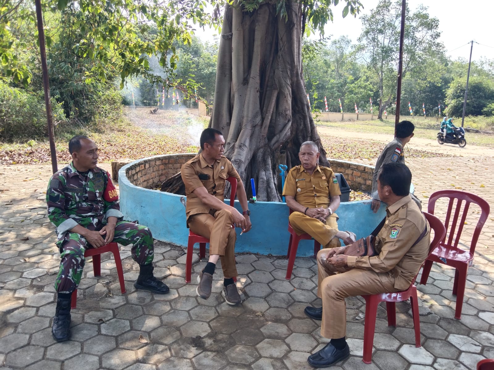 Babinsa Komsos Dengan Sekcam Panang Enim