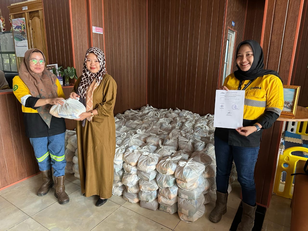 PT. Prima Mulia Sarana Sejahtera Salurkan 800 Paket Sembako di Dua Desa