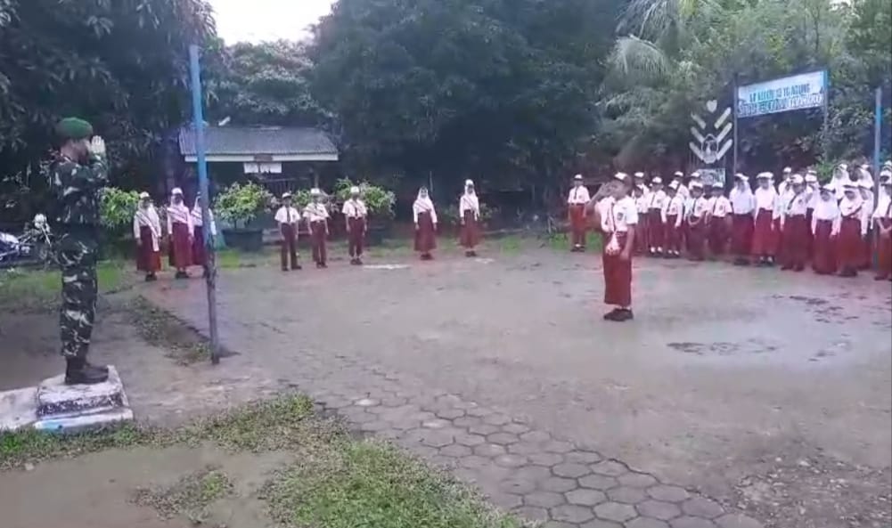 Anggota Koramil 404-05/Tanjung Enim Irup Upacara Bendera SDN 13 Tanjung Agung