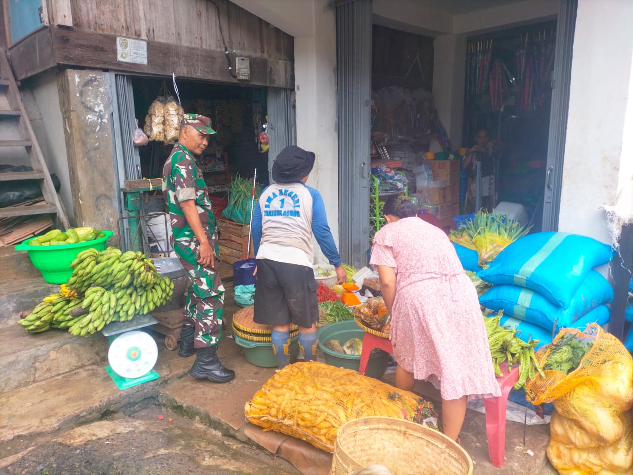 Babinsa Desa Tanjung Baru Koramil 404-05/Tanjung Enim Monitor Ketersediaan Bahan Pokok