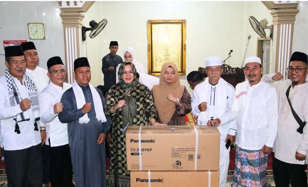 Perdana Safari Ramadhan, Wabup Muara Enim Serahkan 2 Unit AC Ke Masjid