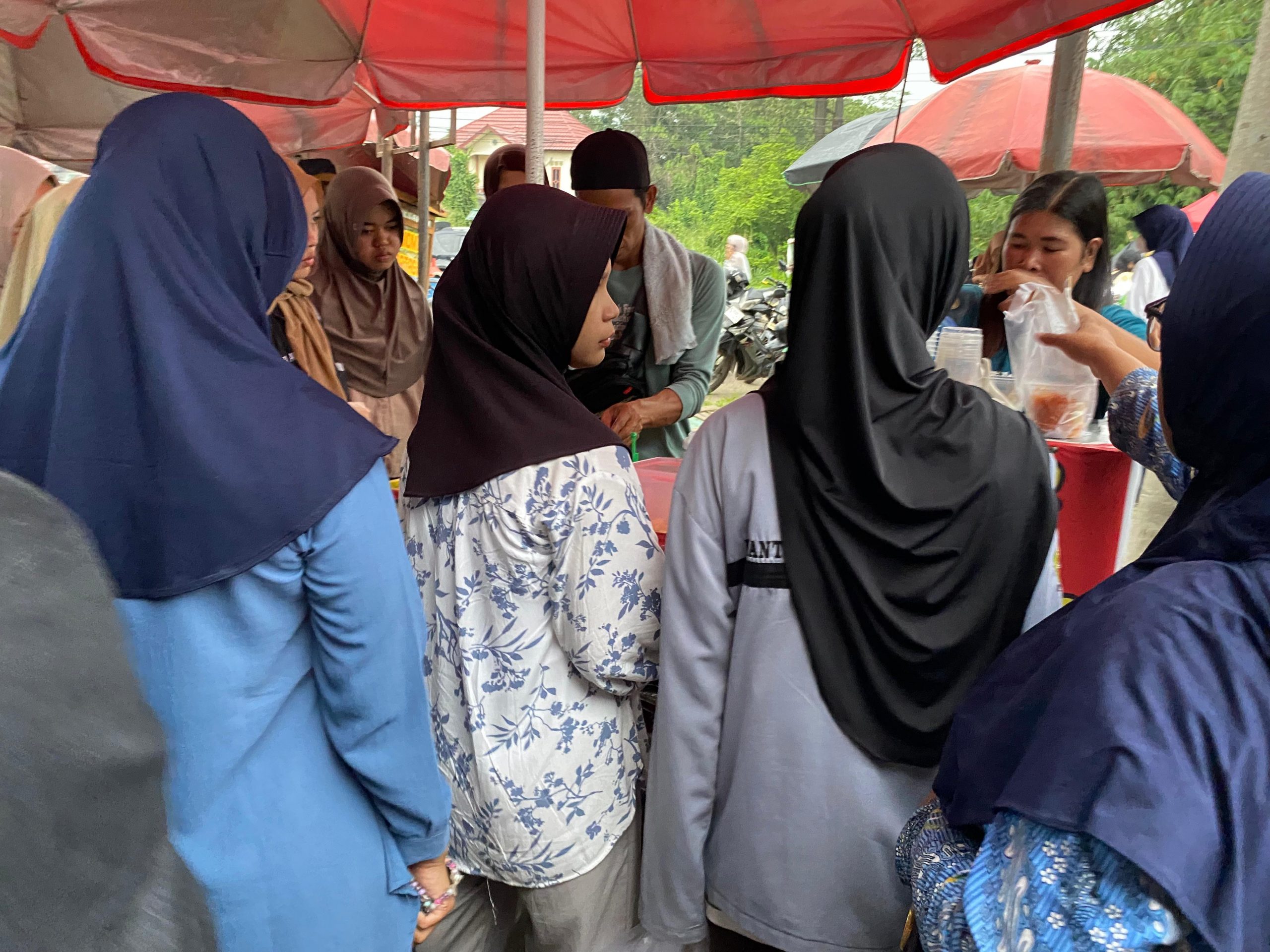 Puasa Hari ke-12, Depan Unsri Tak Kunjung Sepi, Pedagang Kebanjiran Pembeli