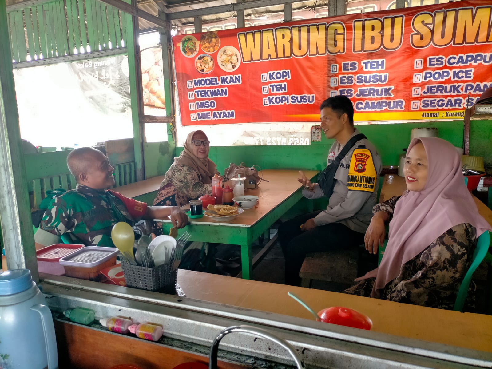 Babinsa Kelurahan Tes Komsos Dengan Pemilik Warung Makan