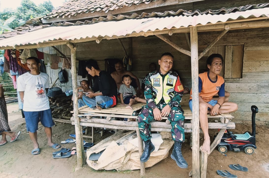 Babinsa 404-05/Tanjung Enim, Lakukan Komsos Ajak Masyarakat Jaga Kekompakan