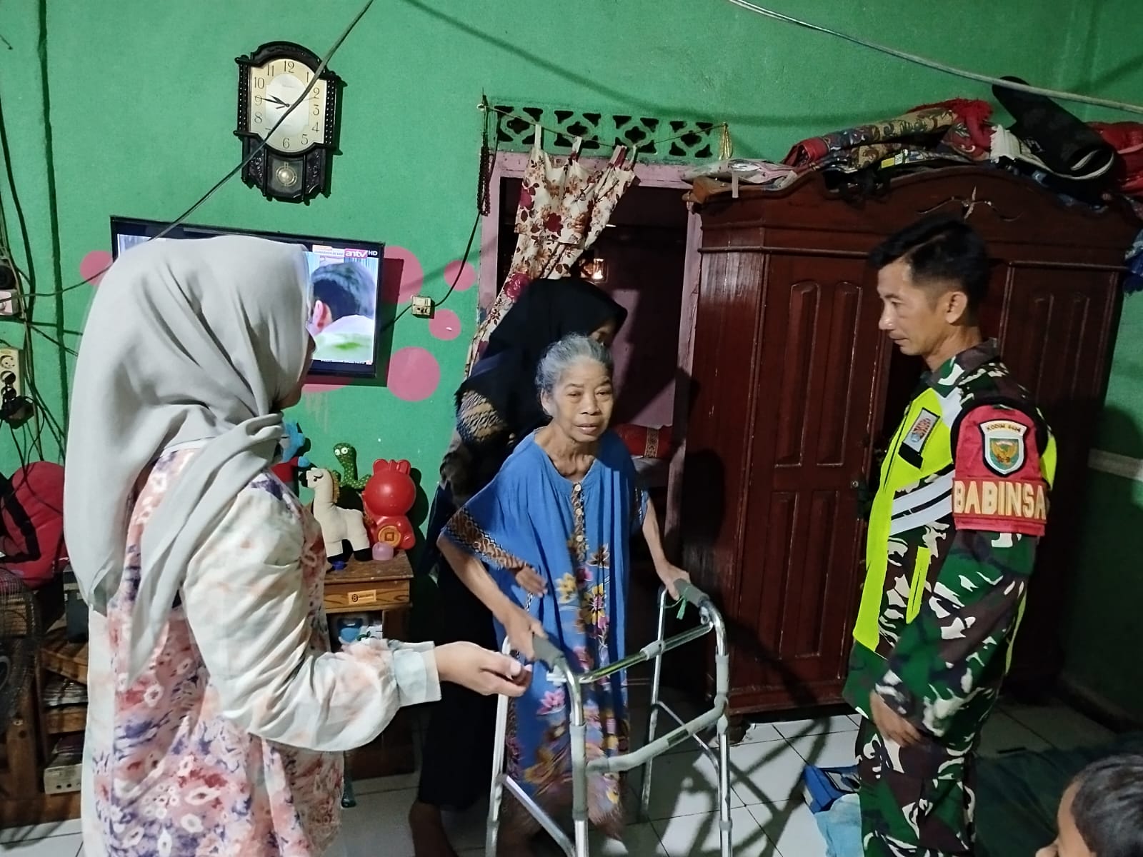 Babinsa Desa Seleman Kunjungi Warga Binaannya Yang Sakit